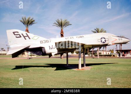 McDonnell F-4J-47-MC Phantom 158367 (msn 4153), nach Abschreibung am 19. April 1972, wurde dieses Flugzeug als Torwächter der Marine Corps Air Station Yuma in Arizona auf einem Pfahl montiert. Stockfoto