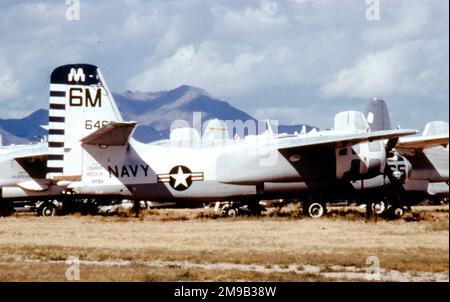 United States Navy – Grumman US-2B Tracker 136465 (msn 374, 1S753, Basiscode „6M“, Rufzeichen „65“, Modell G-89 ), Auf dem Luftwaffenstützpunkt Davis-Monthan zur Entsorgung. (Umgewandelt in Conair Firecat, msn 029 Tankfahrzeug Nummer 73). Stockfoto