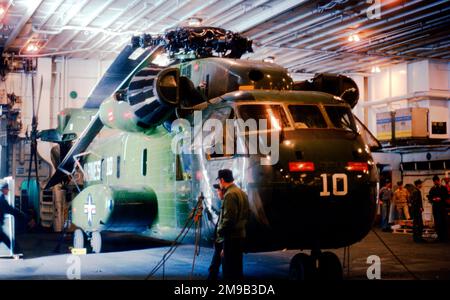 United States Marine Corps - Sikorsky CH-53D Sea Hallion '10', verstaut im Hangar eines amphibischen Angriffsträgers. Stockfoto