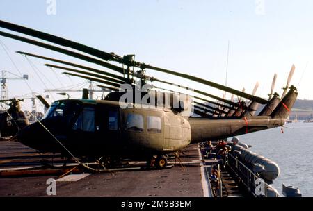 United States Marine Corps - Bell UH-1N Iroquois '25', rangierte auf dem Flugdeck eines amphibischen Angriffsträgers. Stockfoto