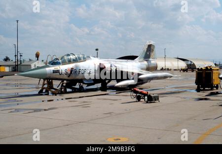 Luftwaffe - United States Air Force - Lockheed TF-104G Starfighter 63-8452, vom 69. Taktischen Kampfgeschwader, operiert vom Luftwaffenstützpunkt Luke, Arizona. Gebaut für die Luftwaffe, aber betrieben von der USAF für die Ausbildung deutscher Piloten. (Nach Abschluss der Ausbildungsmission wurde dieses Flugzeug als „4181“ an die Luftwaffe der Republik China verkauft). Stockfoto