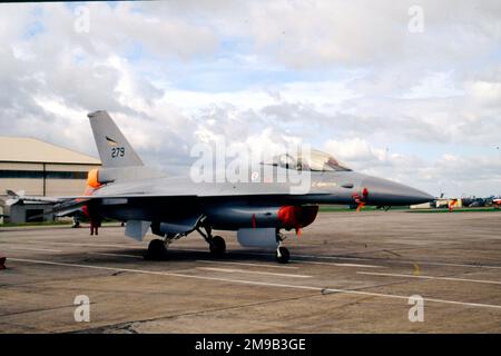 Luftforsvaret - General Dynamics F-16A Fighting Falcon 279 (msn 6L-04), von 332 SKV, auf der RAF Fairford am 24. Juli 1993, für die Royal International Air Tattoo. (Luftforsvaret - Royal Norwegian Air Force). Stockfoto