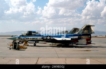 Luftwaffe - United States Air Force - Lockheed F-104G Starfighter 63-13243 (msn 683-2026), von der 69. Taktischen Kampfgeschwader, operierend vom Luftwaffenstützpunkt Luke, Arizona. Gebaut für die Luftwaffe, aber betrieben von der 4540. Combat Crew Training Group, 4510. Combat Crew Training Wing für die Ausbildung deutscher Piloten im "Project Columbus". Gesehen mit Einer A-A37U-15 gezogenen Zielgruppe, unter dem linken Flügel, mit dem gezogenen Zielpfeil. (Nach Abschluss der Ausbildungsmission wurde dieses Flugzeug als „4368“ an die Luftwaffe der Republik China verkauft). Stockfoto