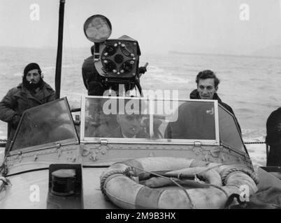 Raymond Baxter filmt auf See, auf "Ort". Stockfoto