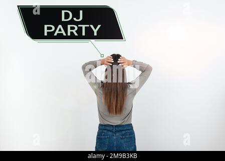 Inspiration mit dem Schild DJ Party, Business Idea Person, der aufgezeichnete populäre Musik im Radio vorstellt und spielt Stockfoto