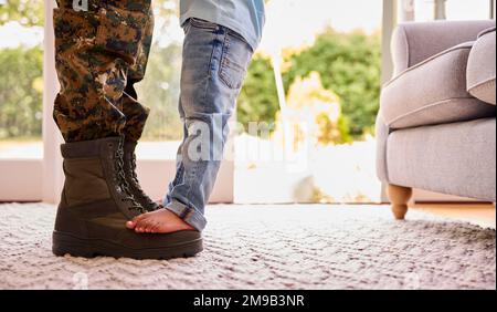 Nahaufnahme Des Liebenden Armeevaters In Uniform Home On Leave Mit Dem Sohn, Der Auf Den Füßen Steht Stockfoto