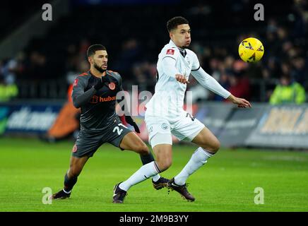 Nahki Wells von Bristol City (links) und Nathan Wood von Swansea City in Aktion während des dritten Wiederholungsspiels des Emirates FA Cup im Swansea.com Stadium, Swansea. Foto: Dienstag, 17. Januar 2023. Stockfoto