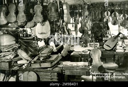 Werkstatt für Geigen- und Streichinstrumente - Johann Reiter, Mittenwald, Deutschland, Schöpfer der Oktave Violine. Zu den ausgestellten Instrumenten gehören Violinen, Violas, Cellos und Lutten. Stockfoto