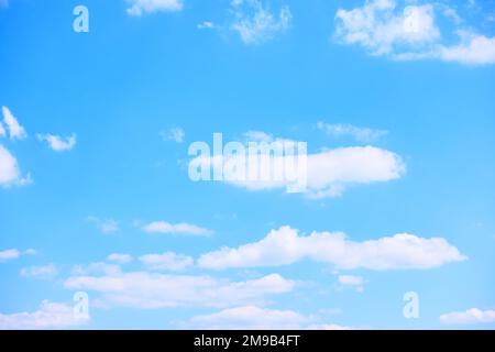 Weiße Wolken in den blauen Sommerhimmel Stockfoto