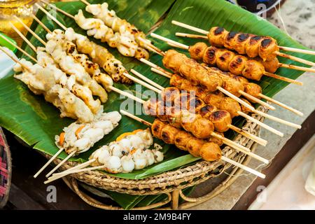 Thailändisches Grillessen auf dem Straßenmarkt Stockfoto