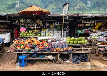 Obst- und Gemüsestand auf der Hauptstraße einer Kleinstadt im Südwesten Ugandas. Stockfoto