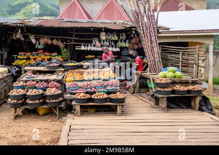 Obst- und Gemüsestand auf der Hauptstraße einer Kleinstadt im Südwesten Ugandas. Stockfoto