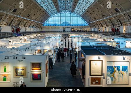 London, Großbritannien. 17. Januar 2023 Ein allgemeiner Blick auf Ausstellungsstände bei der Presseausstellung der London Art Fair im Business Design Centre in Islington. Vom 18. Bis 22. Januar werden Werke von Künstlern aus über 100 modernen und zeitgenössischen Galerien ausgestellt. Kredit: Stephen Chung / Alamy Live News Stockfoto