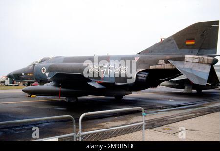 Luftwaffe - McDonnell Douglas RF-4E Phantom II 35+65 (msn 4149), Aufklarungsgeschwader 52, auf der RAF Greenham Common für die internationale Flugtätowierung am 23. Juli 1983. Stockfoto