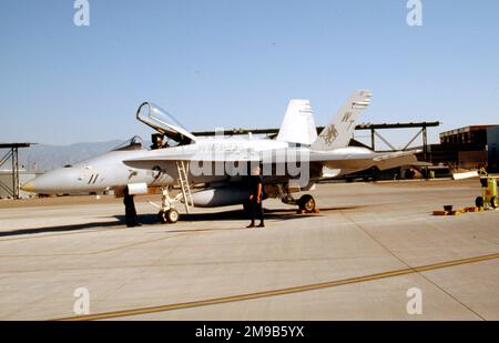 United States Marine Corps - McDonnell Douglas F/A-18C Hornet 163733 (msn 803/C093, Basiscode WT, Rufzeichen '11'), von VMFA-232 'Red Devils'. Stockfoto