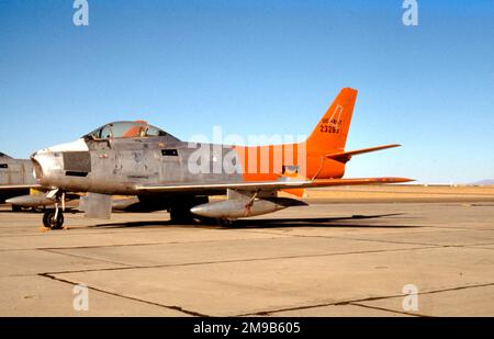 United States Army - Canadair CL-13 Mk.5 / QF-86E Sabre 23283 / N2290Z (msn 1073), betrieben für die US Army von Flight Systems Inc., Mojave, CA., wobei die Royal Canadian Air Force mit der Seriennummer „23283“ mit eingetragenem Eintragungskennzeichen N2290Z geführt wird. Stockfoto