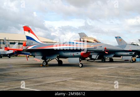 Koninklijke Luchtmacht - General Dynamics F-16A Fighting Falcon J-624 (msn 6D-56), vom 322. Geschwader, beim RAF Finningley Battle of Britain Day am 20. September 1986, bei RAF Fairford am 24. Juli 1993 für die Royal International Air Tattoo. (Koninklijke Luchtmacht - Royal Netherlands Air Force). Stockfoto