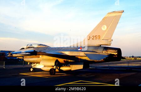 Koninklijke Luchtmacht - General Dynamics F-16B Fighting Falcon J-259 (msn 6E-15), vom 323. Geschwader, beim RAF Finningley Battle of Britain Day am 20. September 1986. (Koninklijke Luchtmacht - Royal Netherlands Air Force). Stockfoto