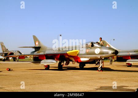 Schweizerische Luftwaffe - Hawker Hunter Mk.58A J-4029 (msn 41h/697396) der Aerobatikmannschaft Patrouille Suisse beim Air Tournament International am 13. Juni 1992 in Boscombe Down. (Deutsch: Schweizer Luftwaffe; Französisch: Forces aeriennes suisses; italienisch: Forze aeree svizzere; Romansh: Aviatica militara svizra) Stockfoto