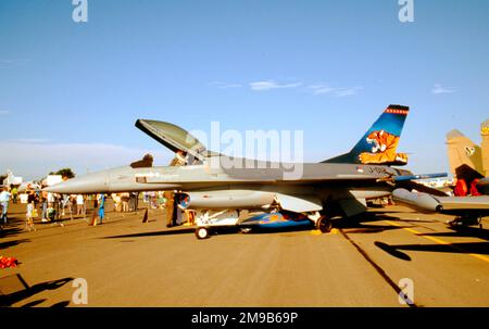 Koninklijke Luchtmacht - General Dynamics F-16A Fighting Falcon J-012 (msn 6D-168), auf der RAF Fairford für die Royal International Air Tattoo am 20. Juli 1991. (Koninklijke Luchtmacht - Royal Netherlands Air Force). Stockfoto