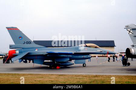 Koninklijke Luchtmacht - General Dynamics F-16AM Fighting Falcon J-001 (msn 6D-157), vom 313. Geschwader bei der RAF Upper Heyford am 13. September 1990. (Koninklijke Luchtmacht - Royal Netherlands Air Force). Stockfoto