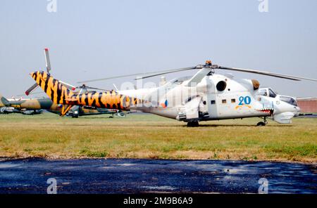 Tschechische Luftwaffe - Mil Mi-24D 4011 (msn M244011), vom 51 VRP, auf der RAF Fairford im Juli 1994 für die Royal International Air Tattoo. Stockfoto