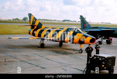 Armee de l'Air - Dassault Super Mystere B2 12-YK (msn 156), EC 1/12, auf der RAF Greenham Common für die internationale Lufttätowierung am 26. Juni 1977. . (Armee de l'Air - Französische Luftwaffe). Stockfoto