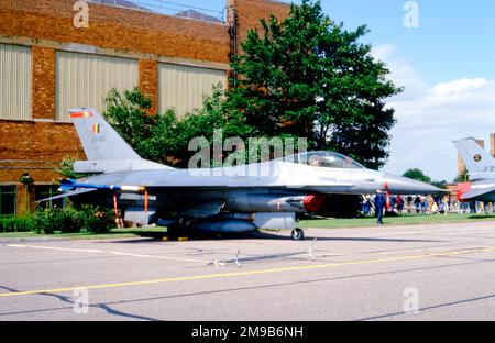 Force Aerienne Belge - General Dynamics F-16A Fighting Falcon FA23 (msn 6H-23), vom 350. Geschwader 1. Flügel. Am 2. August 1986 traf sich der taktische Kämpfer der RAF Waddington. (Force Aerienne Belge - Belgische Luftwaffe). Stockfoto