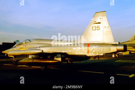 Luftforsvaret - Northrop F-5B-35-NO Freedom Fighter 135 (msn N.9013, ex 69-7135). (Luftforsvaret - Royal Norwegian Air Force). Stockfoto