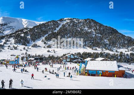 El Tarter, Andorra, Jan 2020 Blick auf Bars, Restaurants und Treffpunkte, Skipisten, Berge und Wald. Leute, die Winterski-Ferien genießen Stockfoto