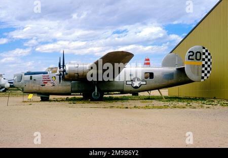 Konsolidierte B-24J-90-CF 44-44175 (msn 1470) im Pima Air and Space Museum, Tucson, Arizona. (Geliefert an Royal Air Force South East Asia Command als Liberator GR.VI KH303. Gestrichen am 11. April 1946. Eine von 36 B-24s, die von der IAF restauriert und bis 1968 verwendet wurde. Auf dem Poona Air Base eingelagert. Gespendet an das Pima Air and Space Museum, Ankunft im März 1969). Stockfoto