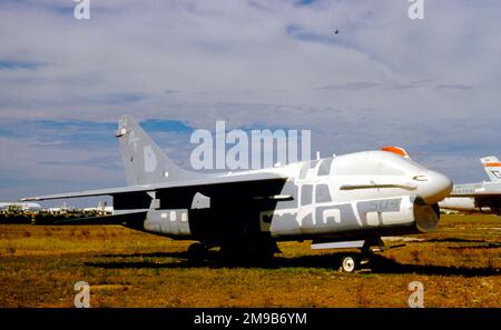 United States Navy (USN) - Ling Temco-Vought A-7A Corsair ii, am Luftwaffenstützpunkt Davis-Monthan zur Lagerung und Entsorgung. Stockfoto