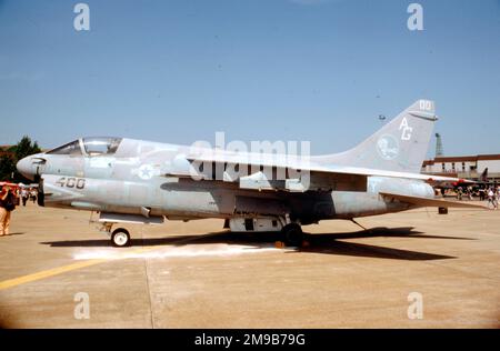 United States Navy (USN) - Ling-Temco-Vought A-7E-6-CV Corsair II 157452 (msn E175) von VA-142, auf der USS Dwight D. Eisenhower, RAF Mildenhall, am 10. Juni 1984 in Betrieb genommen Stockfoto