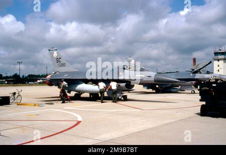 United States Air Force (USAF) - General Dynamics F-16A Block 10 Fighting Falcon 79-0293 (msn 61-78) der South Carolina Air National Guard. (Dieses Flugzeug wurde später im Rahmen von Friedensmarmor IV nach israel geliefert). Stockfoto