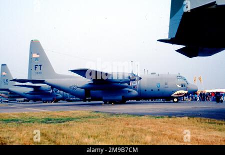 United States Air Force (USAF) - Lockheed C-130E-LM Hercules 64-0539 (msn 382-4029, Basiscode 'FT'), 2. Air Logistics Squadron, 23. Tactical Airlift Wing, auf der RAF Fairford im Juli 1994 für das Royal International Air Tattoo. Stockfoto