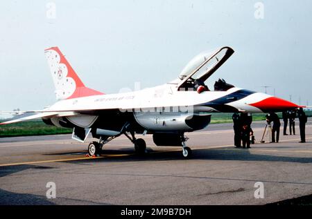 United States Air Force (USAF) - General Dynamics F-16A Fighting Falcon 'Thunderbird 1', vom Thunderbirds-Aerobatikteam. Stockfoto