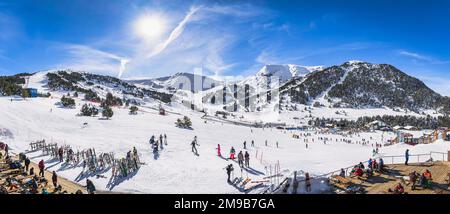 El Tarter, Andorra, 2020. Januar breit, Panoramablick auf Bars und Restaurants, Skipisten und Berge an einem sonnigen Tag. Leute, die Winterferien genießen Stockfoto