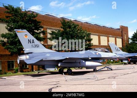 United States Air Force (USAF) - General Dynamics F-16A Block 10 Fighting Falcon 79-0351 (msn 6i-136, Basiscode „NA“), treffen sich am 2. August 1986 auf der RAF Waddington Tactical Fighter. Stockfoto