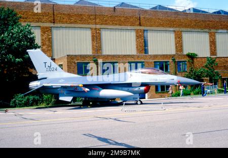 United States Air Force (USAF) - General Dynamics F-16A Block 10 Fighting Falcon 82-1024 (msn 6i-617, Basiscode „TJ“), treffen sich am 2. August 1986 auf der RAF Waddington Tactical Fighter. Stockfoto