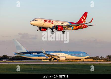 Boeing 767-304-er (Reg.: N291CR) Ex TUI Airways G-OBYG, zur Umrüstung auf Frachtkonfiguration, und Air Malta Airbus A320 Neo Landung. Stockfoto