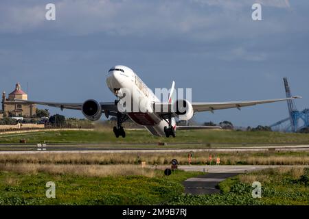 Emirates Boeing 777-31H/er (REG: A6-EGT) startet an einem sonnigen Januarnachmittag von Landebahn 31. Stockfoto