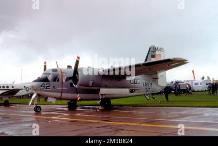 United States Navy (USN) - Grumman C-1A Trader 146028 (MSN 58, Basiscode 'JM', Rufzeichen ' 42'), auf der RAF Mildenhall Air Fete am 29. Mai 1983. Stockfoto