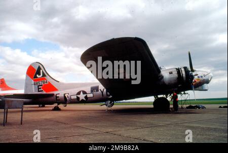 Boeing ETB-17G Flying Fortress G-BEDF / 44-85784 „Sally B“ (msn 8693), Motor wird in Duxford gewartet. Stockfoto