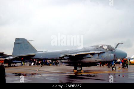 United States Navy (USN) - Grumman A-6E Eindringling 155703 (msn i-439m Basiscode 'AG', Rufzeichen '505'), auf der RAF Mildenhall Air Fete am 29. Mai 1983. Stockfoto