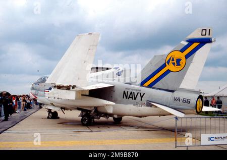 United States Navy (USN) - Ling-Temco-Vought A-7E-6-CV Corsair II 160564 (msn E534, Basiscode 'AG', Rufzeichen '301') von VA-66, auf der USS Dwight D. Eisenhower, RAF Greenham Common, am 23. Juni 1979 Stockfoto