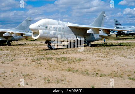 United States Navy (USN) - Ling-Temco-Vought A-7E, am Luftwaffenstützpunkt Davis-Monthan zur Lagerung/Entsorgung. Stockfoto