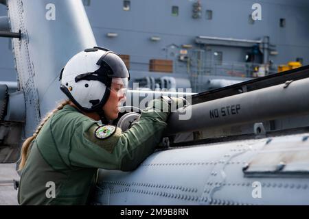 Sea of Japan (15. Mai 2022) — Naval Air Crewman 3. Klasse Rebekah Blackburn zugewiesen an Helicopter Sea Combat Squadron (HSC) 25, Ablösung 6 Vorflugkontrolle auf MH-60s an Bord der USS Miguel Keith (ESB 5) während der Übung Noble Vanguard. Noble Vanguard dient als Befähiger zur Verstärkung der Taktiken und Techniken verschiedener Missionspakete, die zur regionalen Stabilität beitragen. Stockfoto