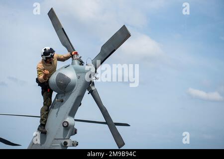 Sea of Japan (15. Mai 2022) — Naval Air Crewman 3. Klasse Daniel Perez zugewiesen zu Helicopter Sea Combat Squadron (HSC) 25, Ablösung 6 führt während der Übung Noble Vanguard eine Vorflugkontrolle auf der USS Miguel Keith (ESB 5) MH-60s durch. Noble Vanguard dient als Befähiger zur Verstärkung der Taktiken und Techniken verschiedener Missionspakete, die zur regionalen Stabilität beitragen. Stockfoto