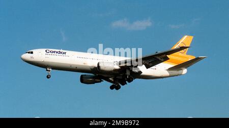 McDonnell Douglas DC-10-30 D-ADSO (msn 48252, Linie 342), aus Condor, auf dem Weg zum internationalen Flughafen Athen. Stockfoto