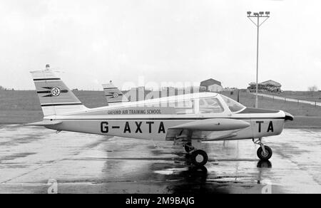 Piper PA-28-140 Cherokee G-AXTA (msn 28-26301), am Flughafen Carlisle im Mai 1970. Stockfoto